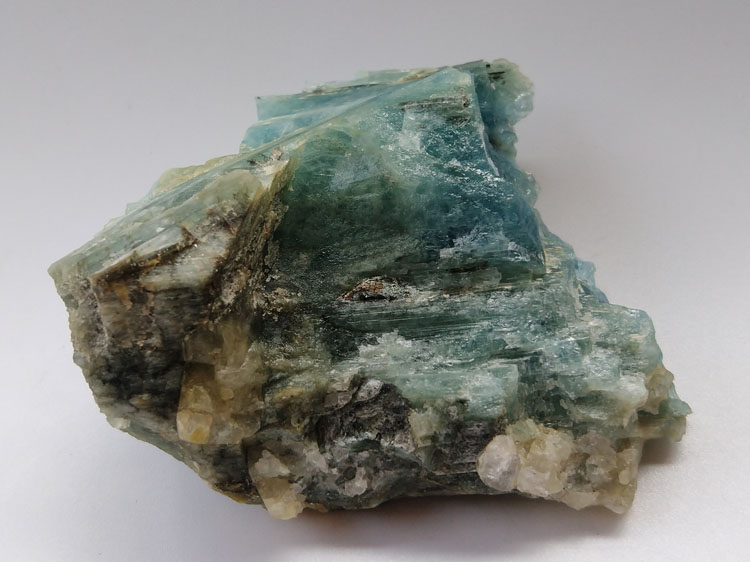 广东新出海蓝宝石和托帕石宝石原石原矿石原料共生矿物标本晶体晶