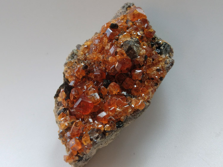 天然石榴石芬达石茶晶宝石原石原矿石原料矿物标本晶体晶簇晶洞,石榴石,水晶
