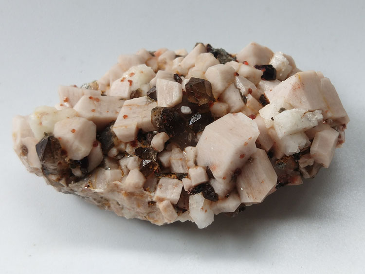 天然石榴石微斜长石茶晶烟晶矿物标本晶体晶簇晶洞宝石原石原矿石,石榴石,长石,水晶