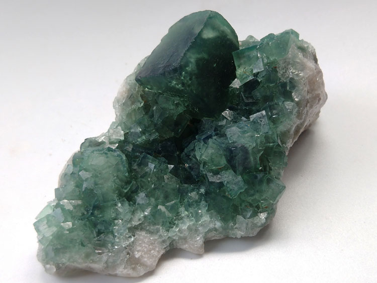 天然强荧光萤石艳绿色宝石原石原矿石矿物标本晶体晶簇晶洞能量石,萤石