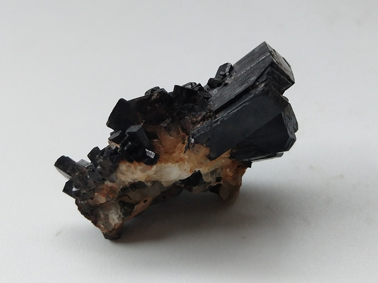 Babingtonite,Quartz Mineral Specimens Mineral Crystals Gem Materials,Babingtonite,Quartz